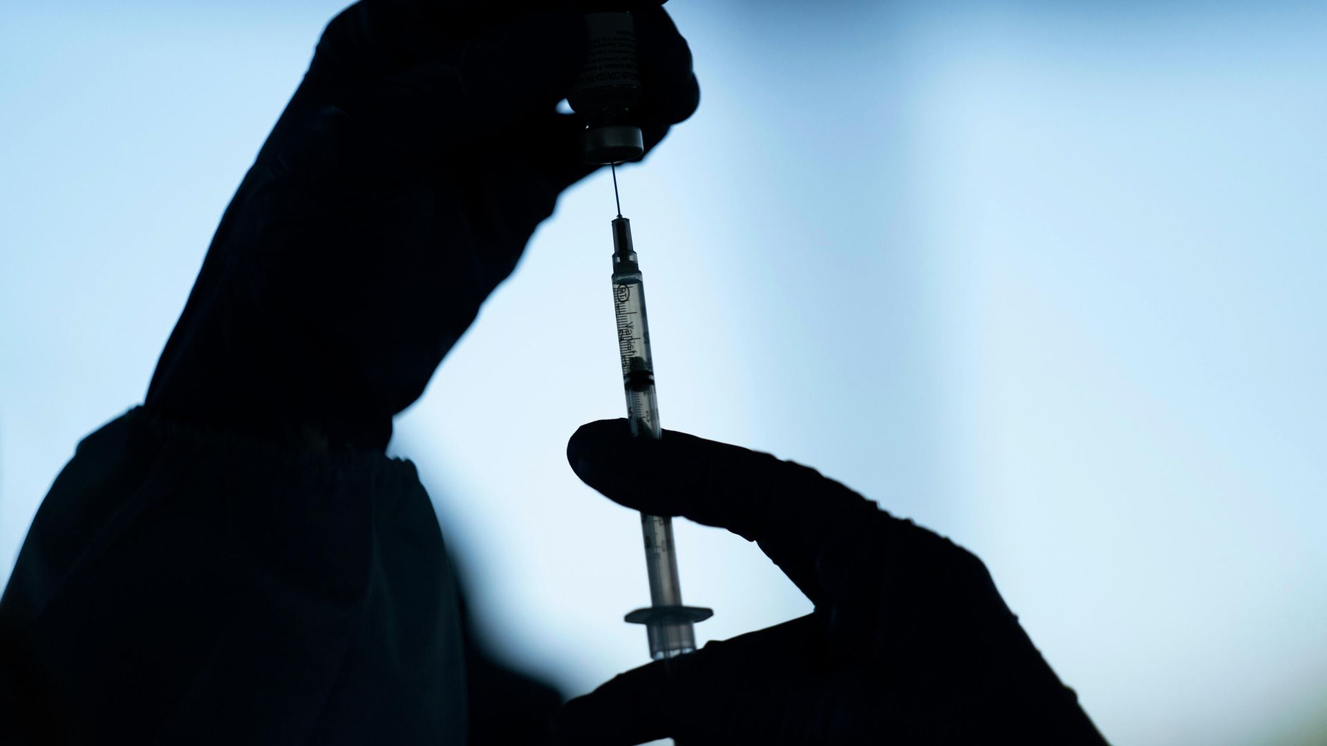 Медицинский сотрудник готовит вакцину Pfizer-BioNTech COVID-19 на ранчо Тюдор в Мекке, Калифорния - РИА Новости, 1920, 17.03.2021