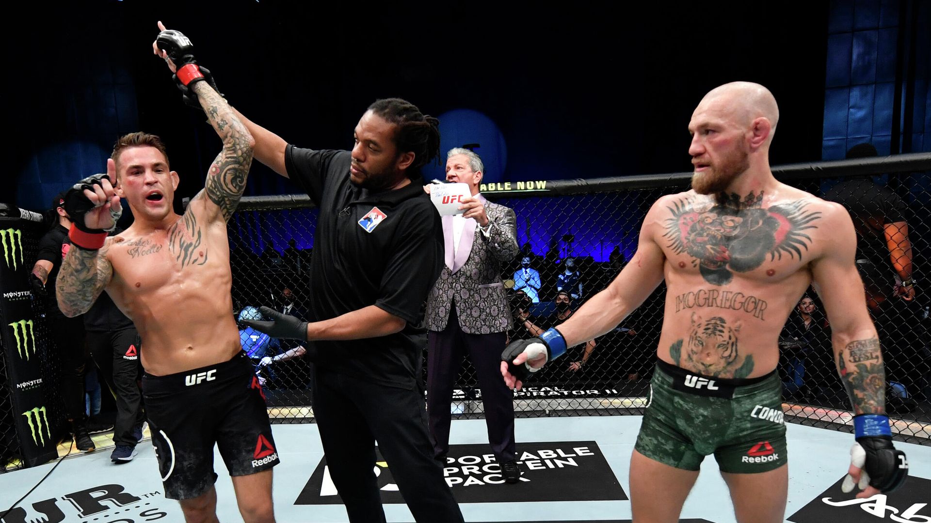 Дастин Порье (слева) и Конор Макгрегор после поединка на турнире UFC 257 Дастин Порье (слева) и Конор Макгрегор после поединка на турнире UFC 257 - РИА Новости, 1920, 24.01.2021