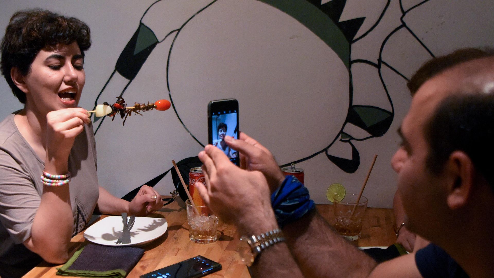 Посетительница ресторана Bugs Cafe со сверчком на шпажке Посетительница ресторана Bugs Cafe со сверчком на шпажке - РИА Новости, 1920, 24.01.2021