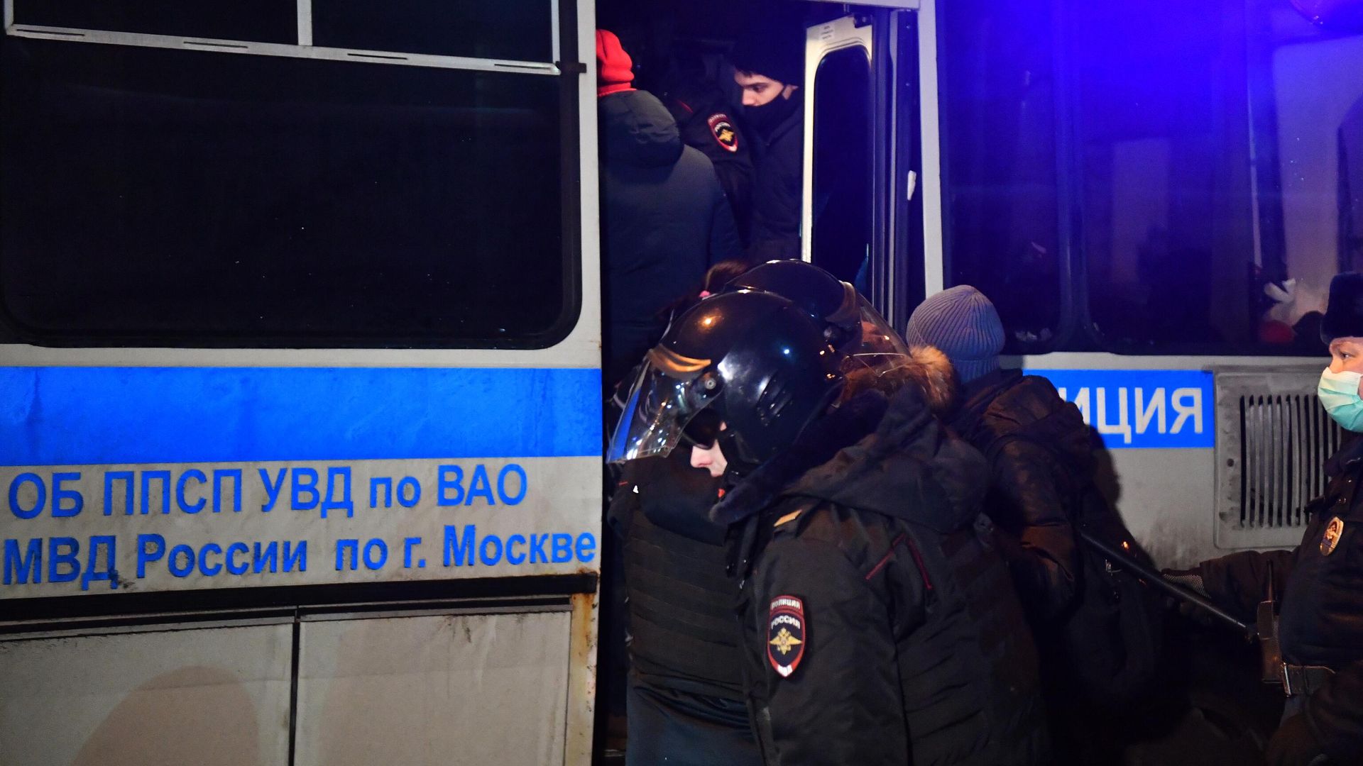 Сотрудники полиции задерживают участников несогласованной акции сторонников Алексея Навального у СИЗО Матросская Тишина в Москве Сотрудники полиции задерживают участников несогласованной акции сторонников Алексея Навального у СИЗО Матросская Тишина в Москве - РИА Новости, 1920, 24.01.2021