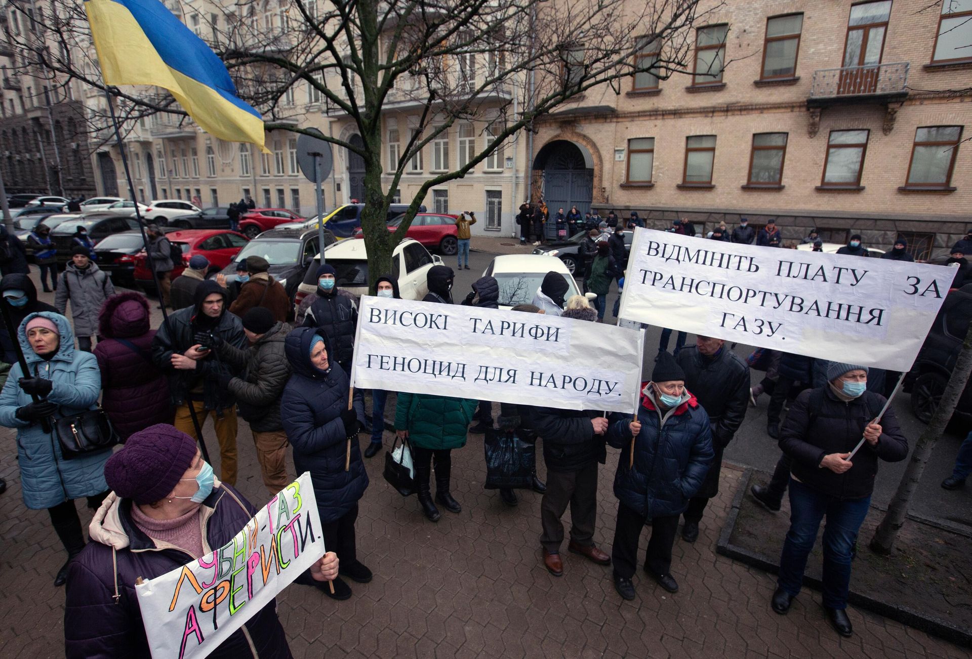 Участники акции протеста против повышения тарифов на коммунальные услуги возле администрации президента Украины в Киеве Участники акции протеста против повышения тарифов на коммунальные услуги возле администрации президента Украины в Киеве - РИА Новости, 1920, 22.05.2024