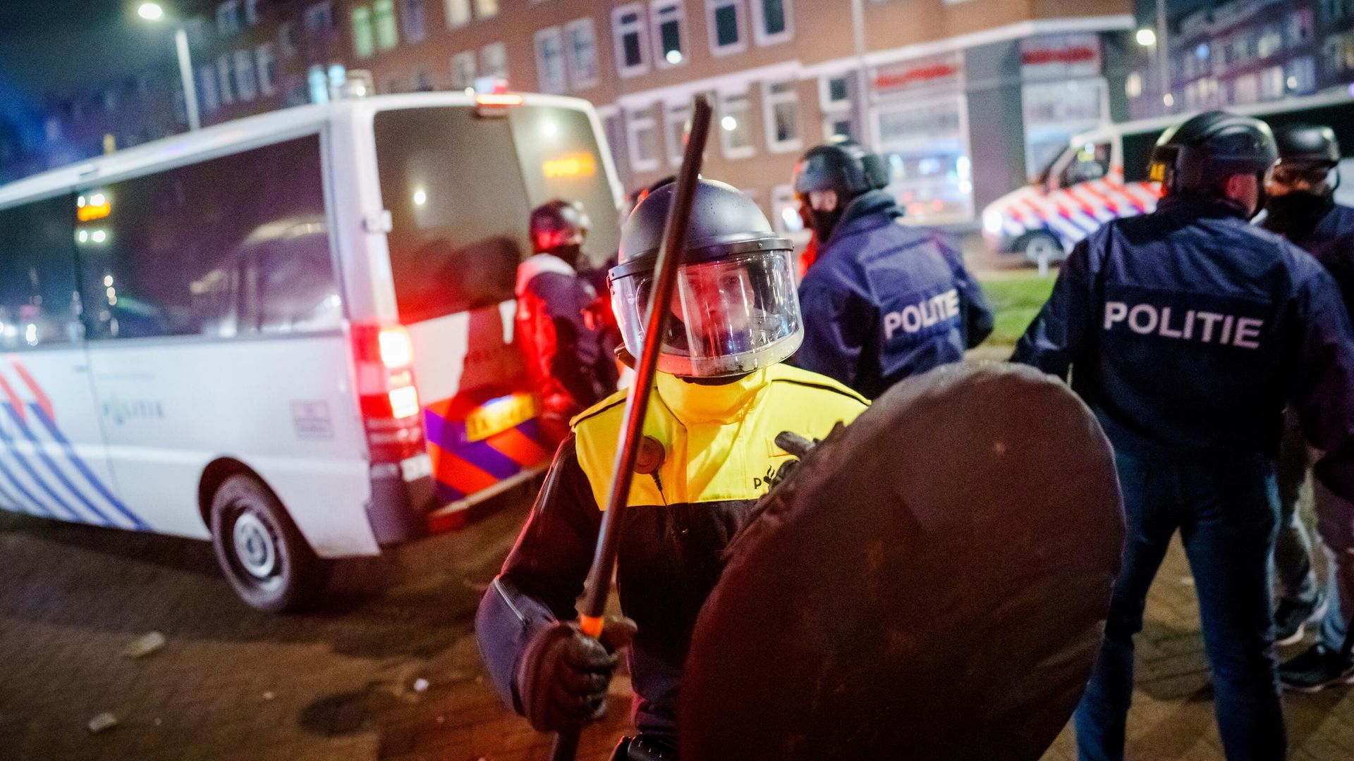 Полицейский с щитом в Роттердаме Полицейский с щитом в Роттердаме - РИА Новости, 1920, 20.11.2021