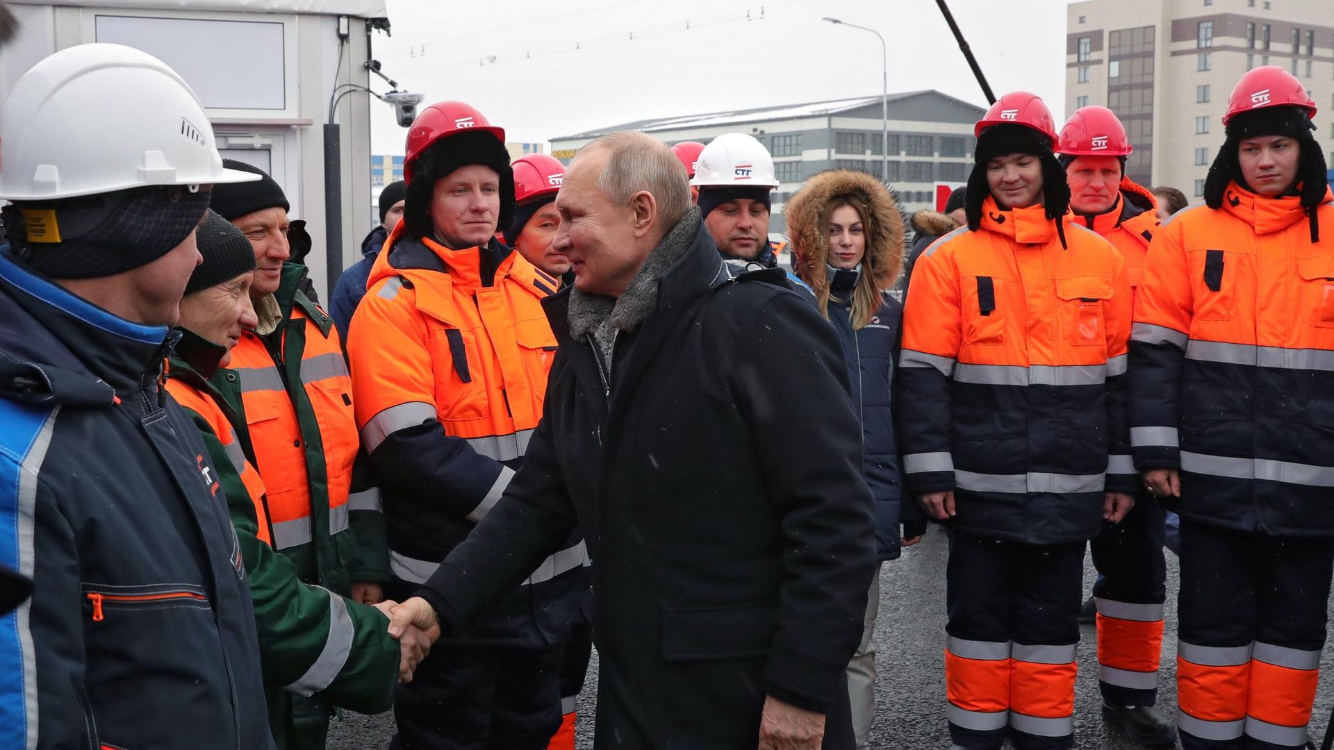 Президент РФ Владимир Путин общается с участниками строительства во время церемонии открытия транспортной развязки в Химках Президент РФ Владимир Путин общается с участниками строительства во время церемонии открытия транспортной развязки в Химках - РИА Новости, 1920, 26.01.2021