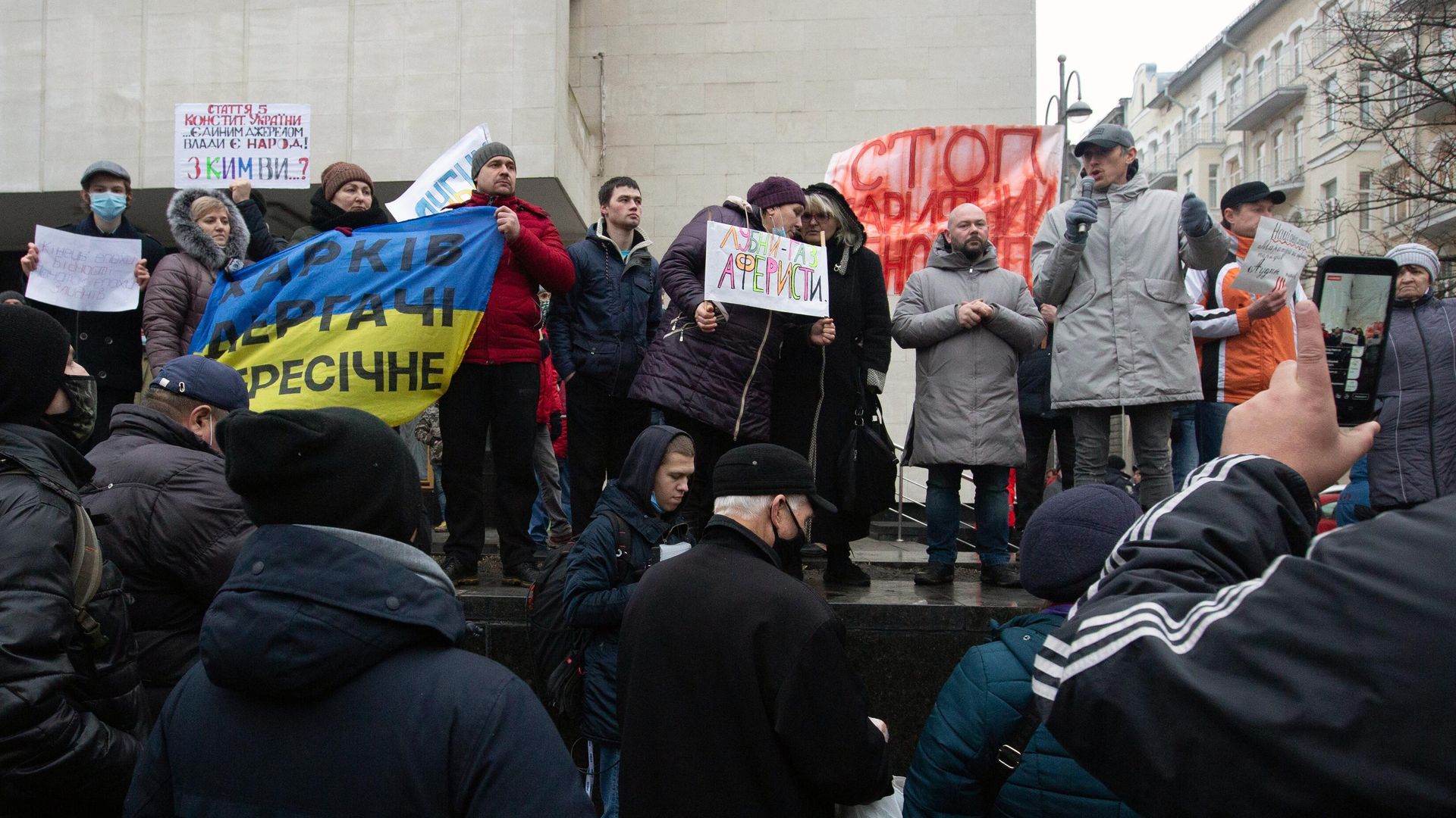 Участники акции протеста против повышения тарифов на коммунальные услуги возле администрации президента Украины в Киеве Участники акции протеста против повышения тарифов на коммунальные услуги возле администрации президента Украины в Киеве - РИА Новости, 1920, 28.01.2021