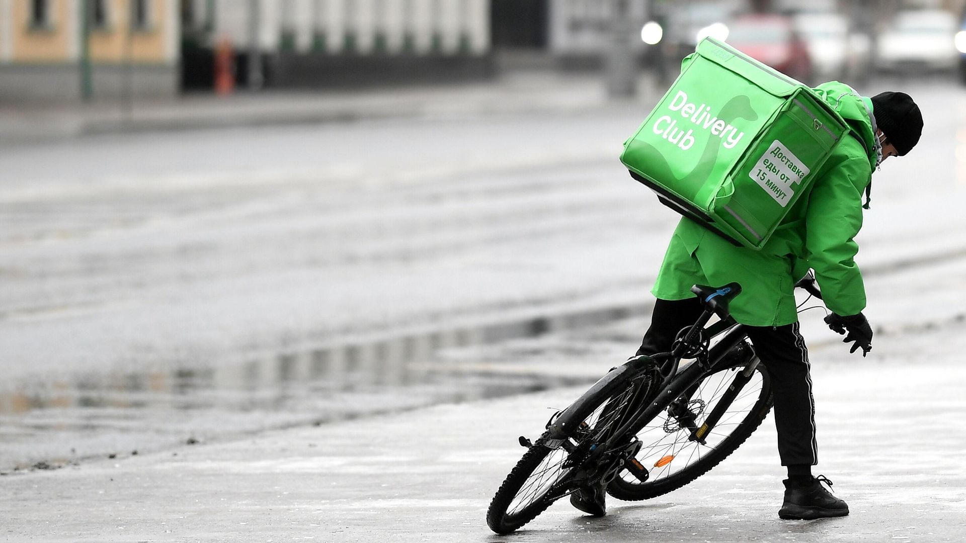 Курьер службы доставки Delivery Club едет на велосипеде на одной из улиц в Москве. Курьер службы доставки Delivery Club едет на велосипеде на одной из улиц в Москве. - РИА Новости, 1920, 18.08.2022