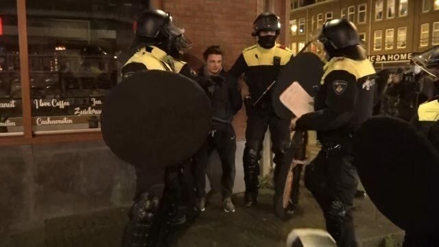 Задержание нарушителей: беспорядки из-за комендантского часа в Роттердаме Задержание нарушителей: беспорядки из-за комендантского часа в Роттердаме - РИА Новости, 1920, 27.01.2021