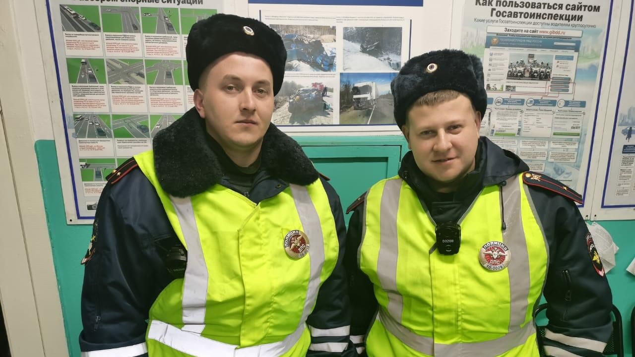Инспекторы дорожно-патрульной службы ГИБДД Владимир Ларин и Игорь Савинцев Инспекторы дорожно-патрульной службы ГИБДД Владимир Ларин и Игорь Савинцев - РИА Новости, 1920, 27.01.2021