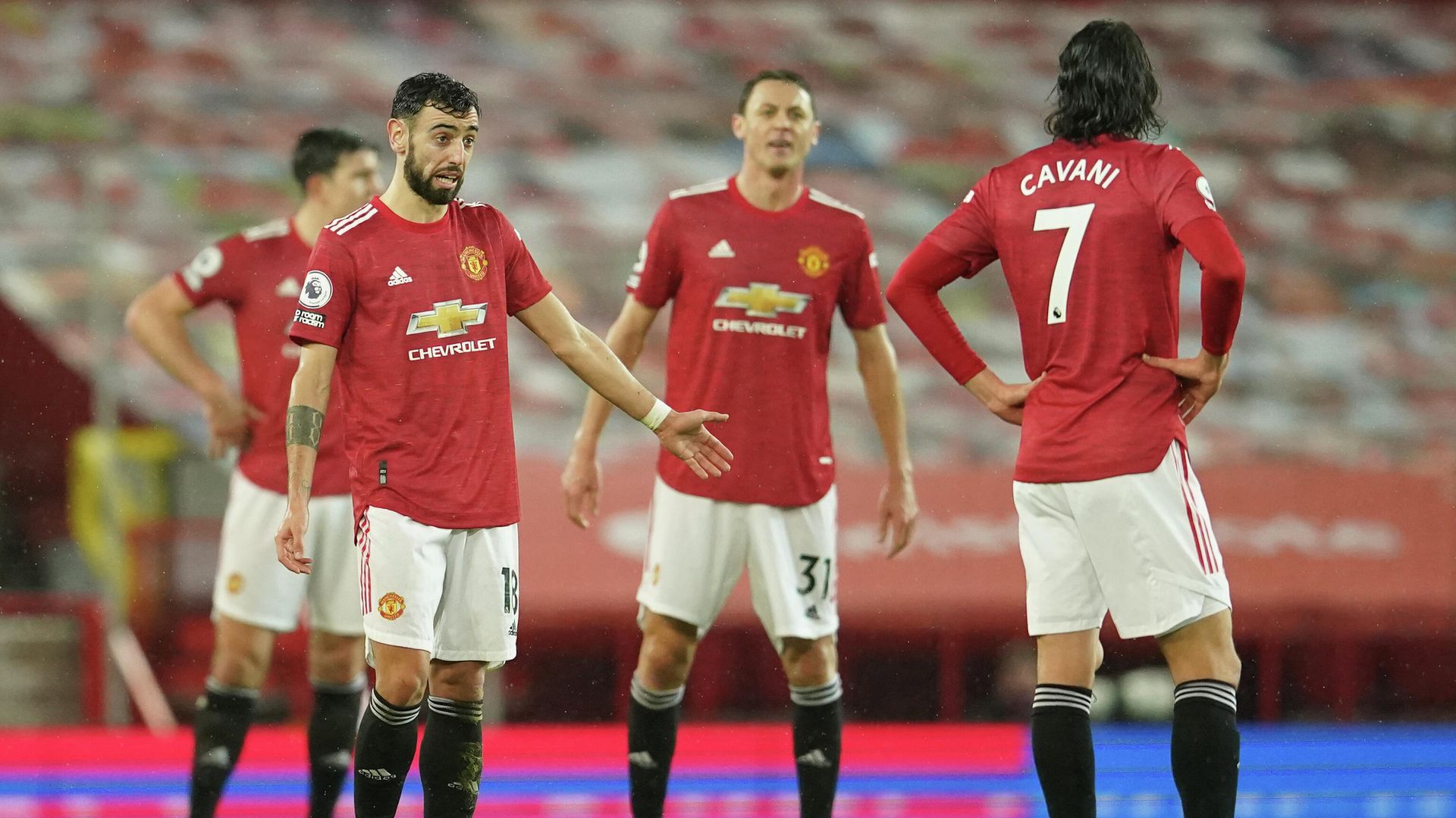 Manchester United's Portuguese midfielder Bruno Fernandes (L) and teammates react after conceding their second goal during the English Premier League football match between Manchester United and Sheffield United at Old Trafford in Manchester, north west England, on January 27, 2021. (Photo by Dave Thompson / POOL / AFP) / RESTRICTED TO EDITORIAL USE. No use with unauthorized audio, video, data, fixture lists, club/league logos or 'live' services. Online in-match use limited to 120 images. An additional 40 images may be used in extra time. No video emulation. Social media in-match use limited to 120 images. An additional 40 images may be used in extra time. No use in betting publications, games or single club/league/player publications. / Manchester United's Portuguese midfielder Bruno Fernandes (L) and teammates react after conceding their second goal during the English Premier League football match between Manchester United and Sheffield United at Old Trafford in Manchester, north west England, on January 27, 2021. (Photo by Dave Thompson / POOL / AFP) / RESTRICTED TO EDITORIAL USE. No use with unauthorized audio, video, data, fixture lists, club/league logos or 'live' services. Online in-match use limited to 120 images. An additional 40 images may be used in extra time. No video emulation. Social media in-match use limited to 120 images. An additional 40 images may be used in extra time. No use in betting publications, games or single club/league/player publications. / - РИА Новости, 1920, 28.01.2021