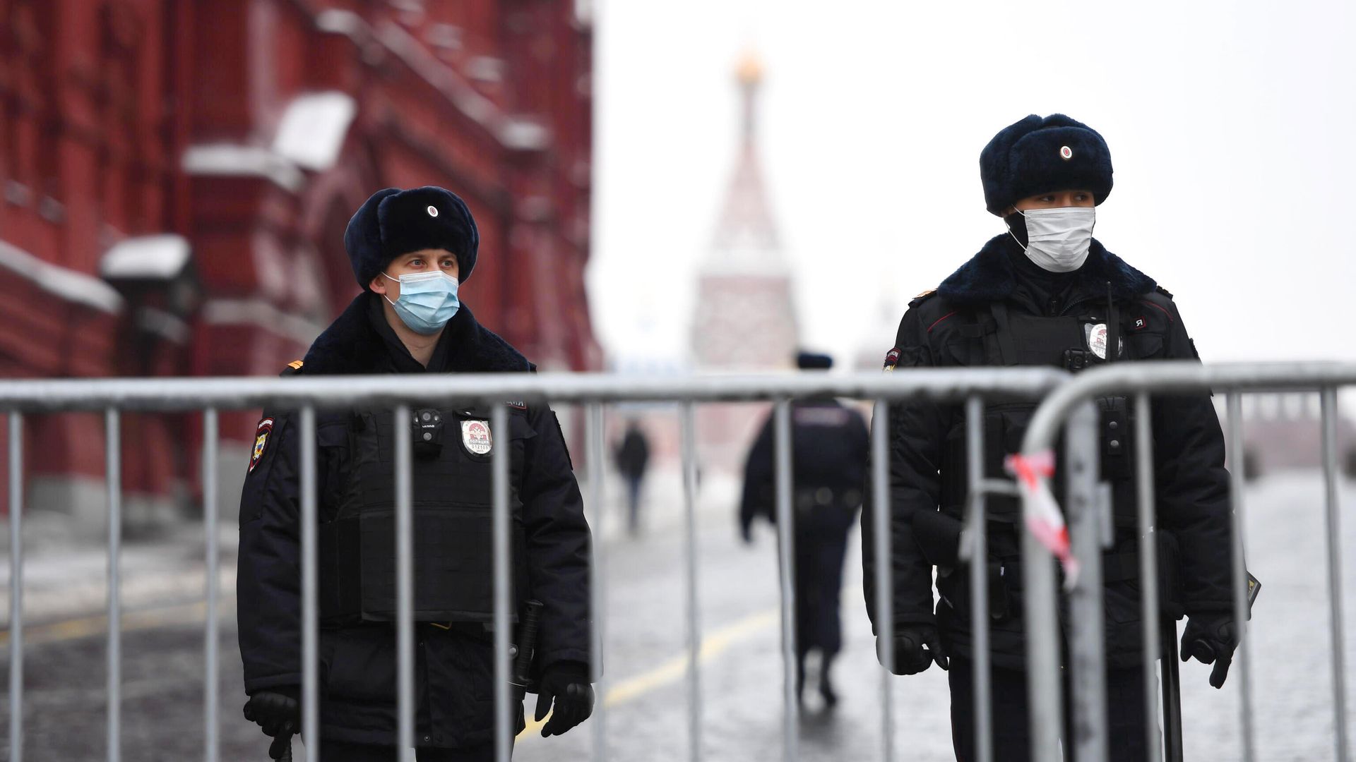 Сотрудники полиции поставили ограждения у Красной площади в Москве перед началом несанкционированной акции сторонников Алексея Навального Сотрудники полиции поставили ограждения у Красной площади в Москве перед началом несанкционированной акции сторонников Алексея Навального - РИА Новости, 1920, 29.01.2021