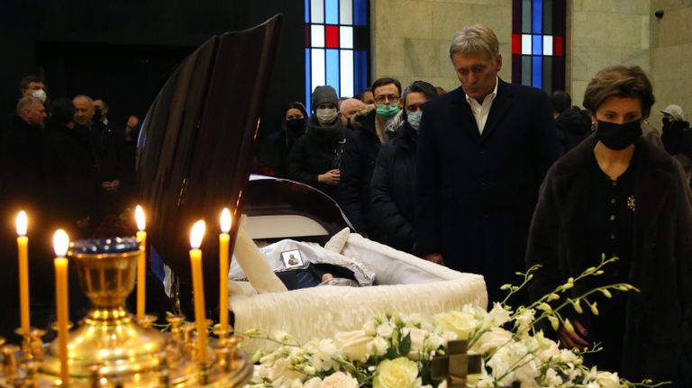 Заместитель руководителя администрации президента, пресс-секретарь президента РФ Дмитрий Песков на церемонии прощания с бывшим вице-премьером РФ Сергеем Приходько Заместитель руководителя администрации президента, пресс-секретарь президента РФ Дмитрий Песков на церемонии прощания с бывшим вице-премьером РФ Сергеем Приходько