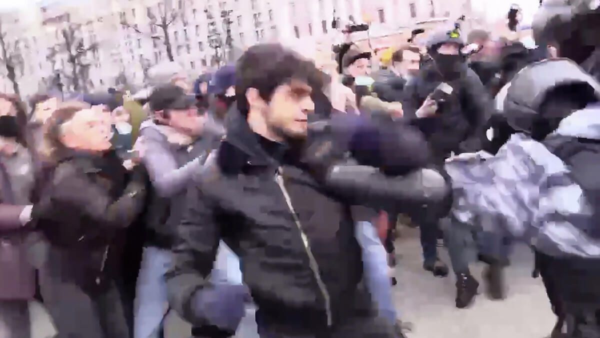 Кадр видео беспорядков с участием Сайд-Мухамада Джумаева Кадр видео беспорядков с участием Сайд-Мухамада Джумаева - РИА Новости, 1920, 29.01.2021