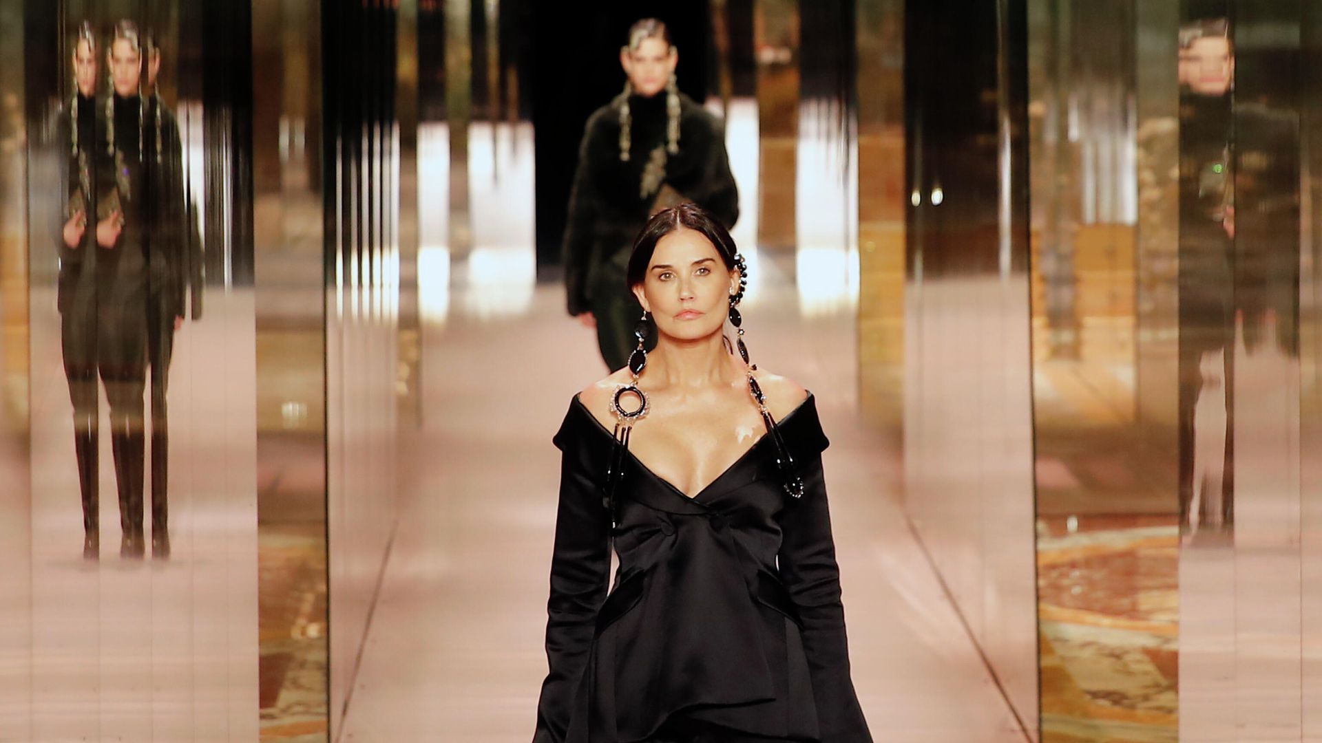 Деми Мур во время показа Fendi на Неделе моды в Париже Деми Мур во время показа Fendi на Неделе моды в Париже - РИА Новости, 1920, 30.01.2021