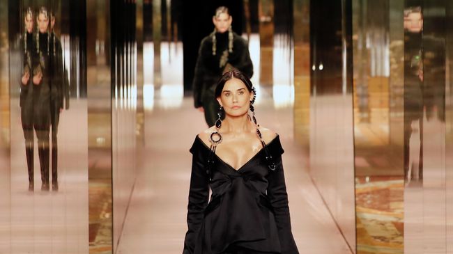 Деми Мур во время показа Fendi на Неделе моды в Париже Деми Мур во время показа Fendi на Неделе моды в Париже