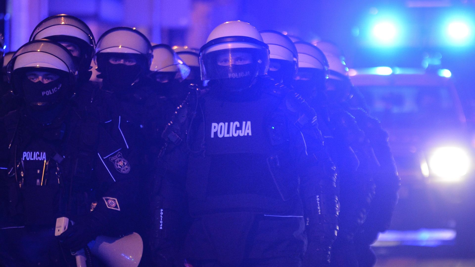 Полицейские стоят в оцеплении во время проведения акции протеста в Варшаве Полицейские стоят в оцеплении во время проведения акции протеста в Варшаве - РИА Новости, 1920, 29.01.2021