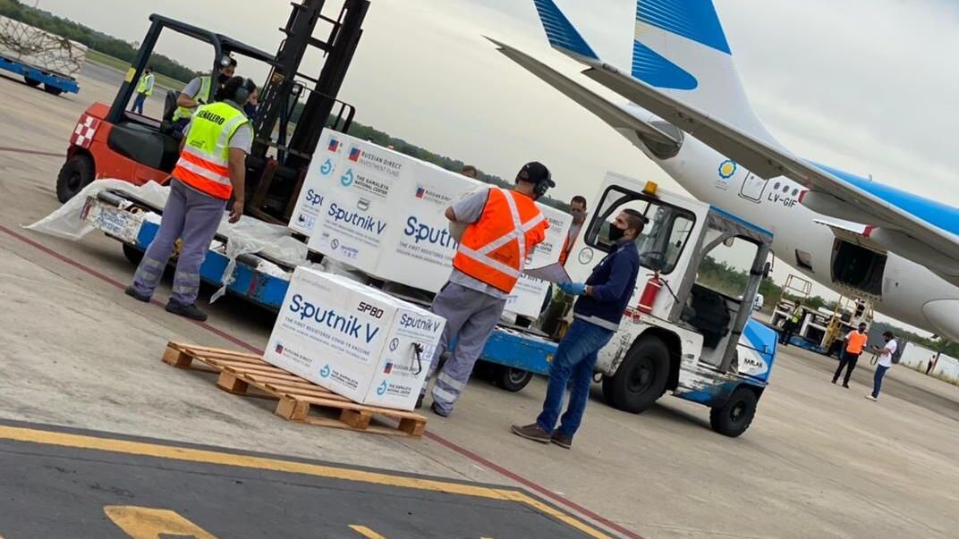 Самолет аргентинской авиакомпании Aerolineas Argentinas приземлился в Буэнос-Айресе с очередной партией российской вакцины от коронавируса Спутник V Самолет аргентинской авиакомпании Aerolineas Argentinas приземлился в Буэнос-Айресе с очередной партией российской вакцины от коронавируса Спутник V - РИА Новости, 1920, 02.02.2021