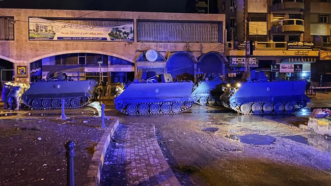 Боевые машины пехоты во время проведения акции протеста на одной из улиц в Триполи, Ливан
