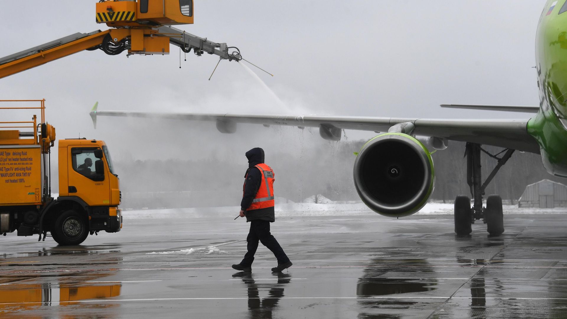 Противообледенительная обработка самолета авиакомпании S7 Airlines перед полетом в международном аэропорту Домодедово имени М. В. Ломоносова Противообледенительная обработка самолета авиакомпании S7 Airlines перед полетом в международном аэропорту Домодедово имени М. В. Ломоносова - РИА Новости, 1920, 03.12.2021