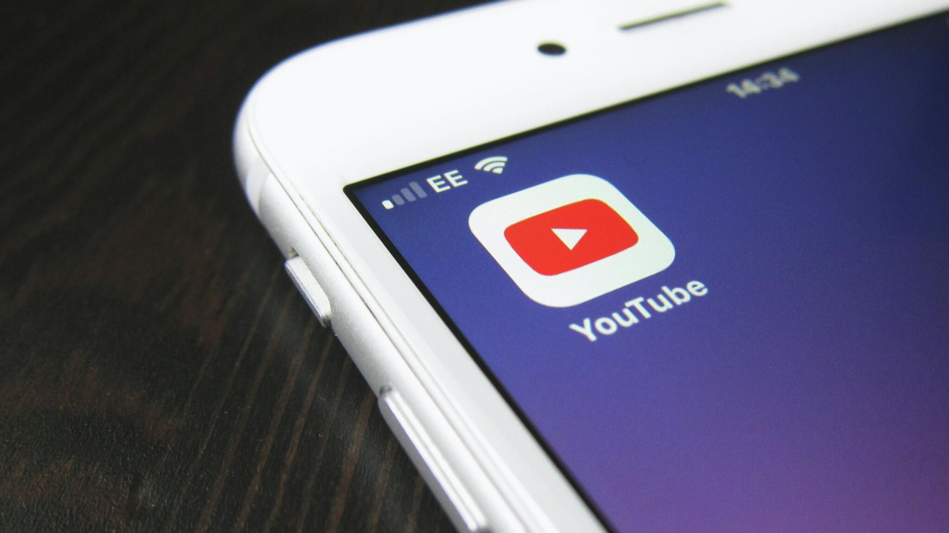 Приложение Youtube на экране смартфона Приложение Youtube на экране смартфона - РИА Новости, 1920, 12.07.2021