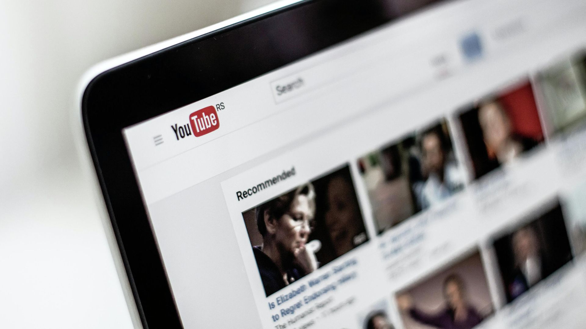 Видеохостинг Youtube на экране ноутбука Видеохостинг Youtube на экране ноутбука - РИА Новости, 1920, 08.07.2024