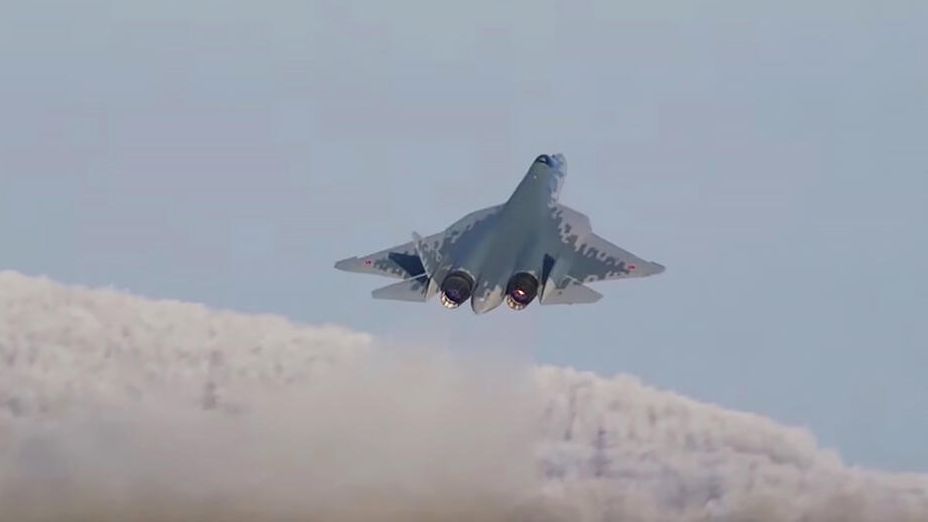 Полет первого серийного истребителя Су-57. Кадр видео - РИА Новости, 1920, 21.04.2023