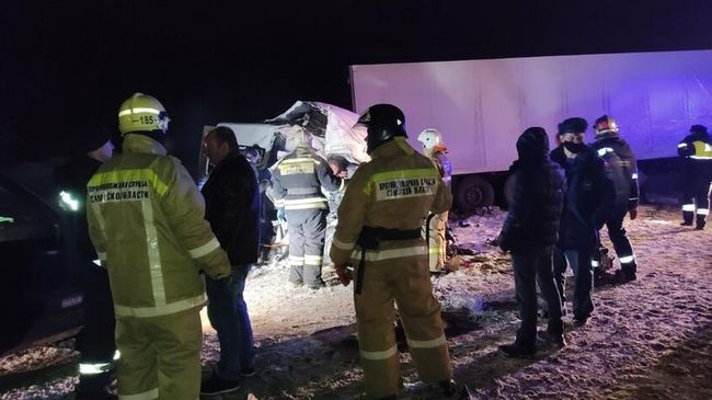 На месте ДТП с участием микроавтобуса в Самарской области