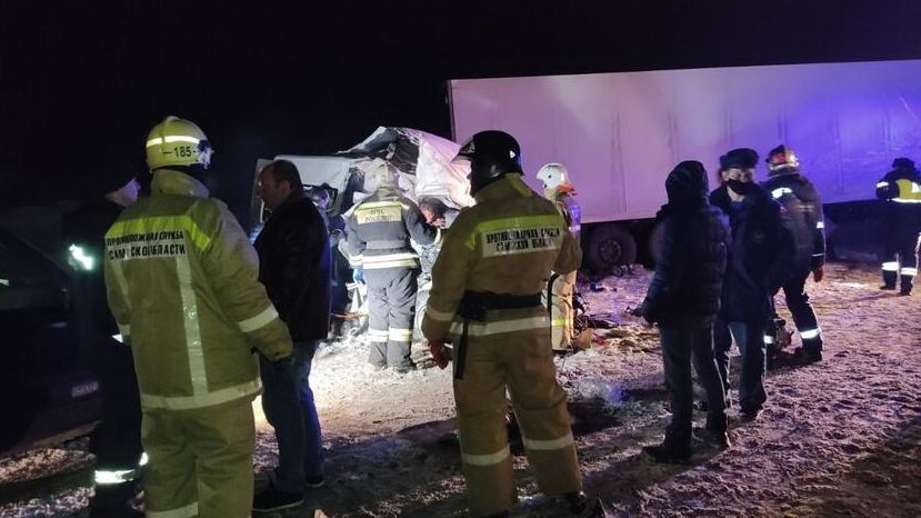 На месте ДТП с участием микроавтобуса в Самарской области На месте ДТП с участием микроавтобуса в Самарской области - РИА Новости, 1920, 29.01.2021