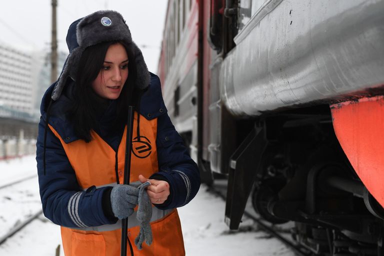 Машинист пригородного электропоезда Елена Лысенко-Салтыкова во время обхода поезда на Киевском вокзале в Москве Машинист пригородного электропоезда Елена Лысенко-Салтыкова во время обхода поезда на Киевском вокзале в Москве