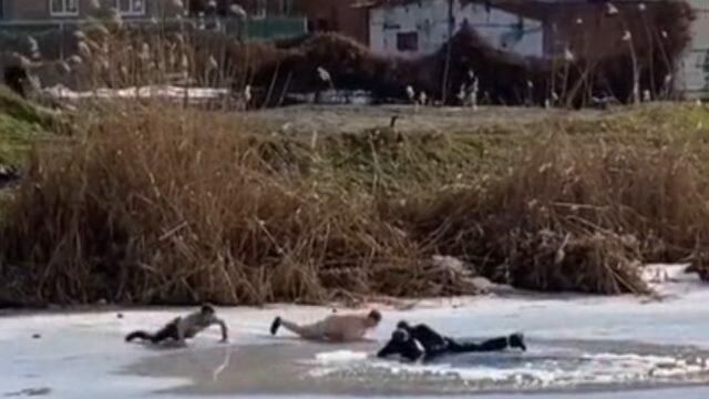 В Краснодаре мужчины бросились в озеро, чтобы спасти провалившихся под лед школьников В Краснодаре мужчины бросились в озеро, чтобы спасти провалившихся под лед школьников - РИА Новости, 1920, 30.01.2021