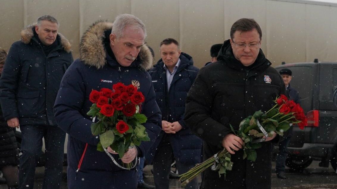 Глава Ульяновской области Сергей Морозов и губернатор Самарской области Дмитрий Азаров почтили память погибших на месте аварии на трассе М5 под Сызранью Глава Ульяновской области Сергей Морозов и губернатор Самарской области Дмитрий Азаров почтили память погибших на месте аварии на трассе М5 под Сызранью - РИА Новости, 1920, 30.01.2021
