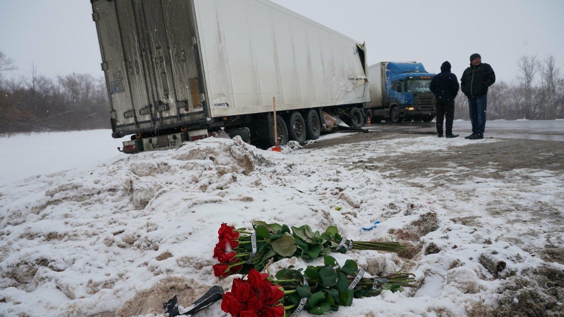 Цвета на месте аварии на трассе М5 под Сызранью Цвета на месте аварии на трассе М5 под Сызранью - РИА Новости, 1920, 30.01.2021