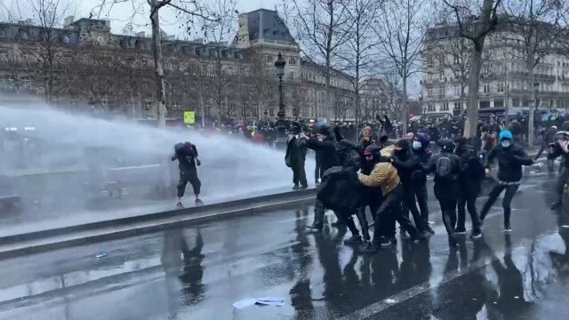 Мирный протест в Париже перерос в столкновения: полиция применила водометы Мирный протест в Париже перерос в столкновения: полиция применила водометы - РИА Новости, 1920, 30.01.2021