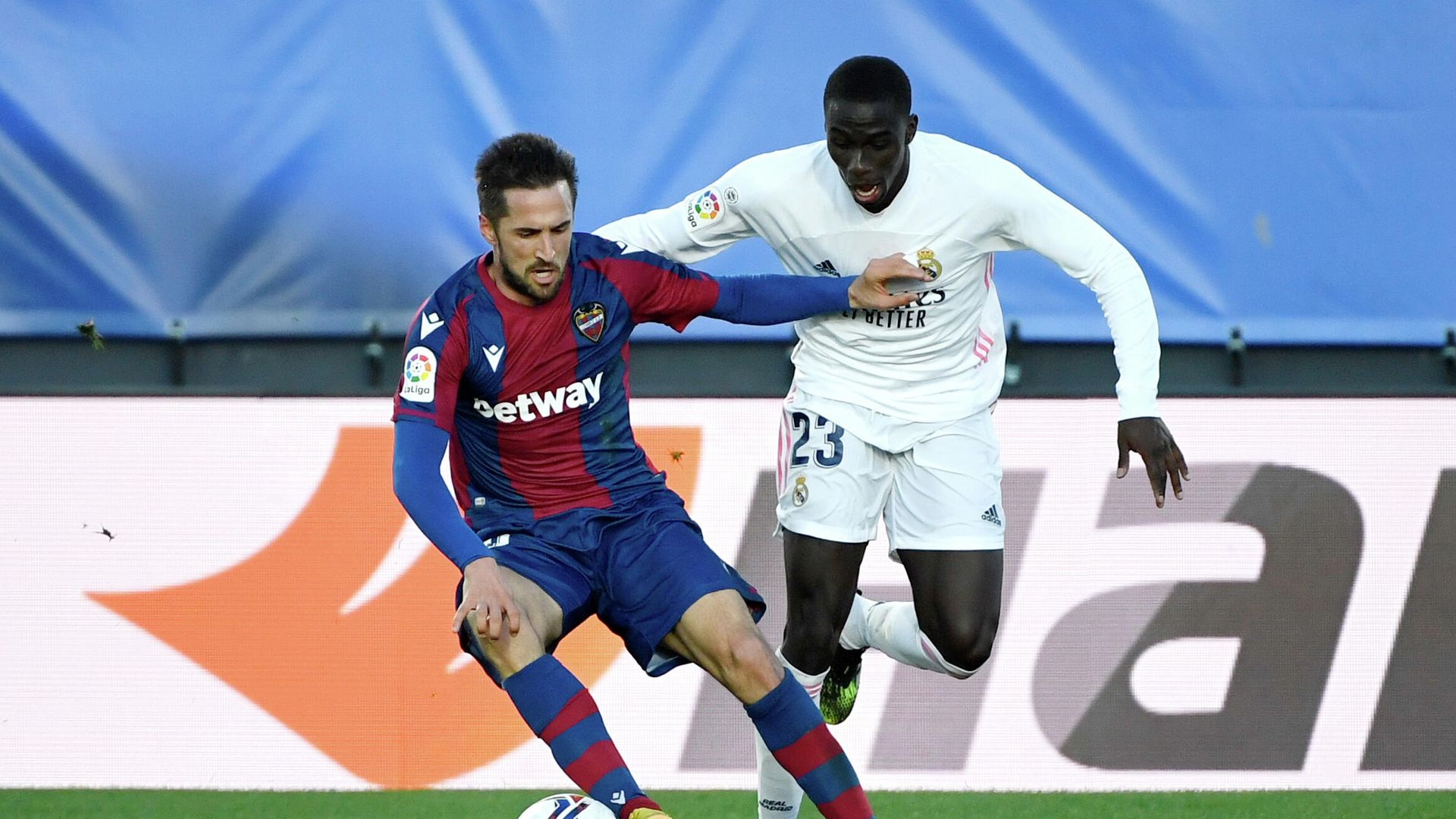 Levante's Spanish midfielder Jorge Miramon (L) vies with Real Madrid's French defender Ferland Mendy during the Spanish league football match Real Madrid CF against Levante UD at the Alfredo di Stefano stadium in Valdebebas, on the outskirts of Madrid on January 30, 2021. (Photo by PIERRE-PHILIPPE MARCOU / AFP) Levante's Spanish midfielder Jorge Miramon (L) vies with Real Madrid's French defender Ferland Mendy during the Spanish league football match Real Madrid CF against Levante UD at the Alfredo di Stefano stadium in Valdebebas, on the outskirts of Madrid on January 30, 2021. (Photo by PIERRE-PHILIPPE MARCOU / AFP) - РИА Новости, 1920, 30.01.2021