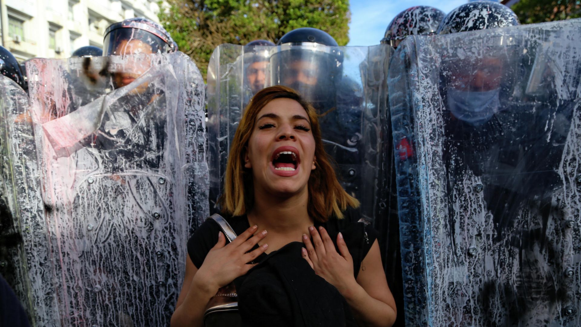 Митингующие в Тунисе забросали полицию бутылками с краской в ходе протестов Митингующие в Тунисе забросали полицию бутылками с краской в ходе протестов - РИА Новости, 1920, 30.01.2021