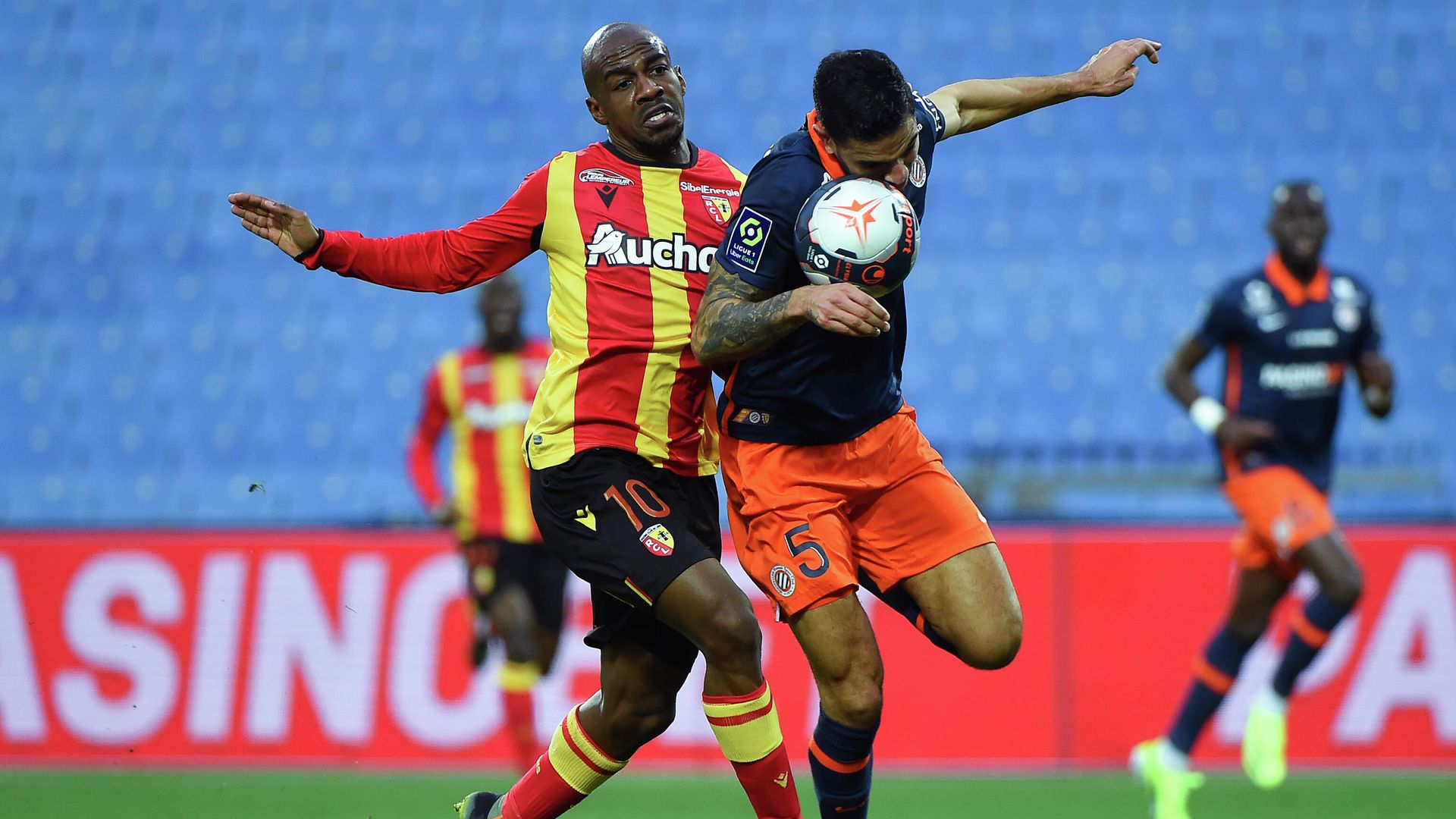 Montpellier's Portuguese defender Pedro Mendes (R) fights for the ball with Lens' Congolese midfielder Gael Kakuta (L)  during the French L1 football match between Montpellier and Lens at the Mosson stadium in Montpellier, Southern France on January 30, 2021. (Photo by Sylvain THOMAS / AFP) - РИА Новости, 1920, 30.01.2021