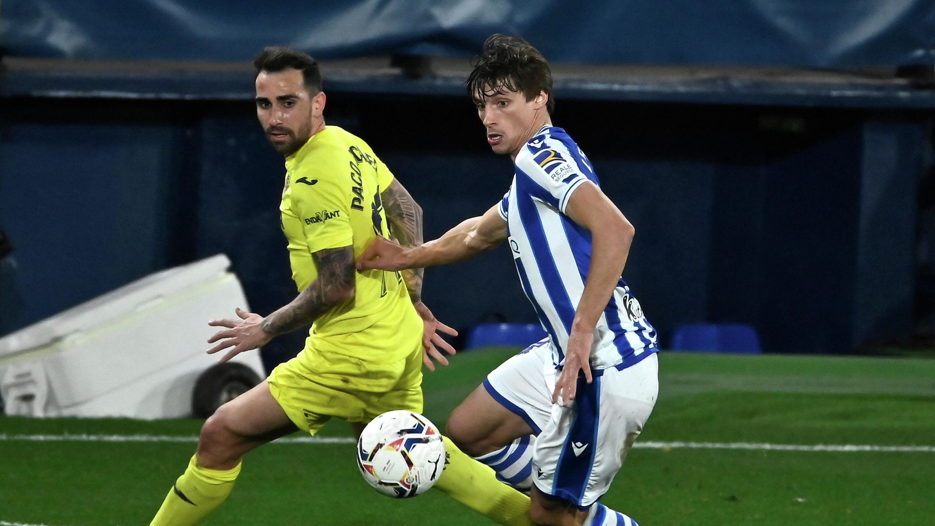 Villarreal's Spanish forward Paco Alcacer (L) vies with Real Sociedad's French defender Robin Le Normand during the Spanish league football match Villarreal CF against Real Sociedad at La Ceramica stadium in Vila-real on January 30, 2021. (Photo by JOSE JORDAN / AFP) Villarreal's Spanish forward Paco Alcacer (L) vies with Real Sociedad's French defender Robin Le Normand during the Spanish league football match Villarreal CF against Real Sociedad at La Ceramica stadium in Vila-real on January 30, 2021. (Photo by JOSE JORDAN / AFP) - РИА Новости, 1920, 31.01.2021