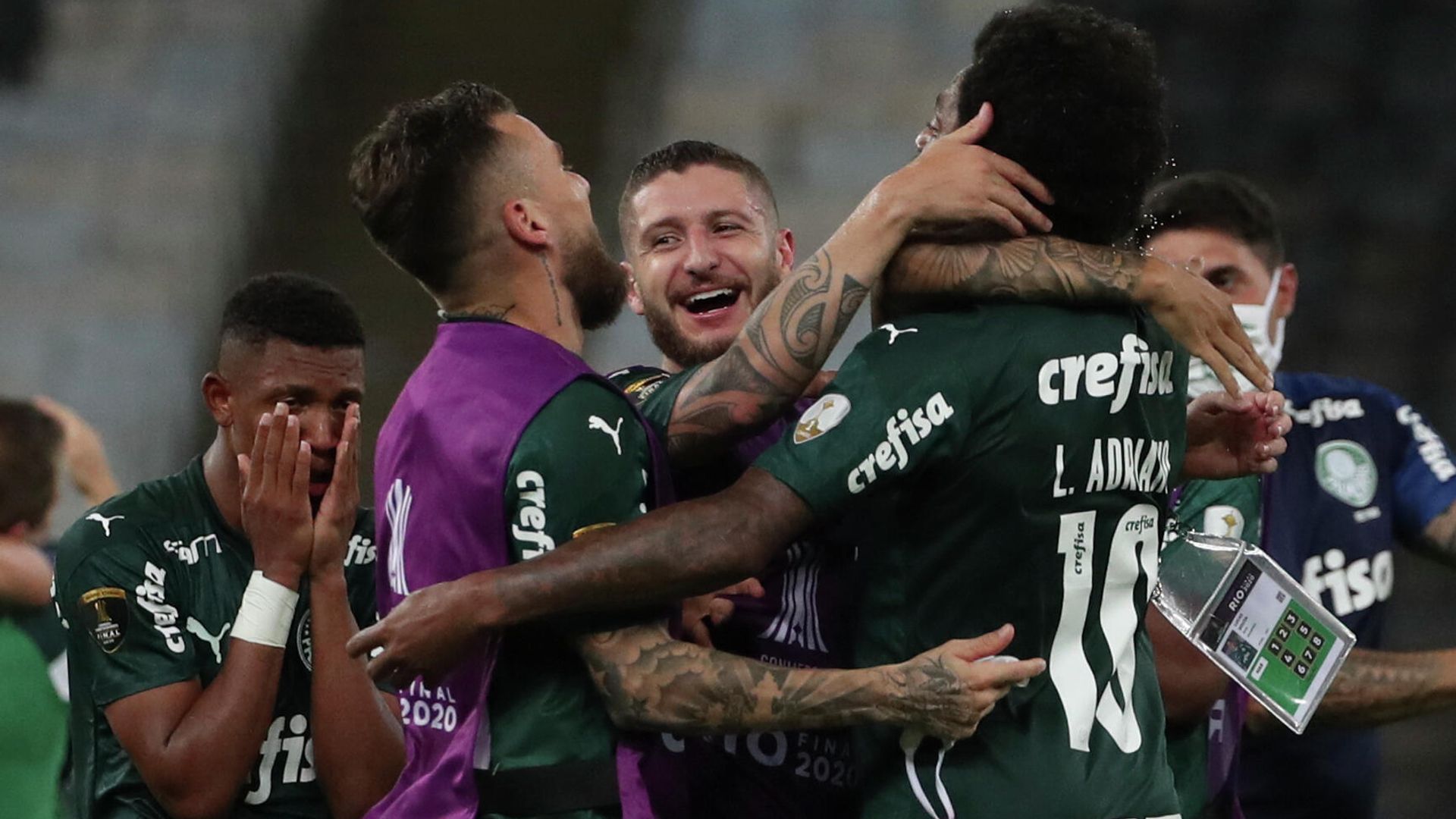 Players of Palmeiras celebrate after winning the Copa Libertadores football tournament by defeating Santos in the all-Brazilian final match at Maracana Stadium in Rio de Janeiro, Brazil, on January 30, 2021. (Photo by RICARDO MORAES / POOL / AFP) Players of Palmeiras celebrate after winning the Copa Libertadores football tournament by defeating Santos in the all-Brazilian final match at Maracana Stadium in Rio de Janeiro, Brazil, on January 30, 2021. (Photo by RICARDO MORAES / POOL / AFP) - РИА Новости, 1920, 31.01.2021