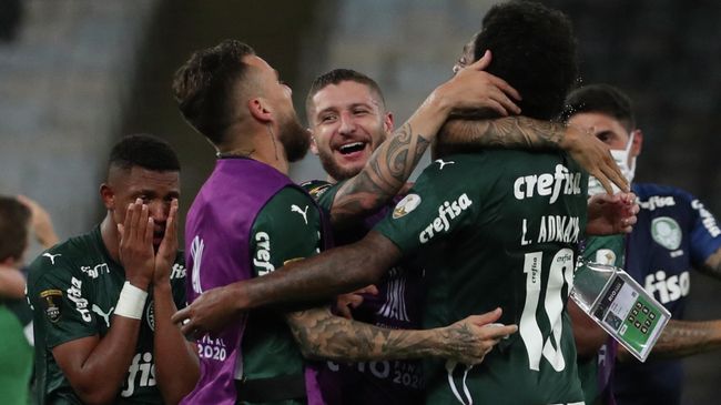 Players of Palmeiras celebrate after winning the Copa Libertadores football tournament by defeating Santos in the all-Brazilian final match at Maracana Stadium in Rio de Janeiro, Brazil, on January 30, 2021. (Photo by RICARDO MORAES / POOL / AFP)