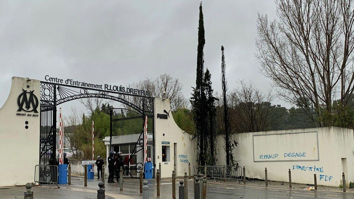 База футбольного клуба Марсель после атаки фанатов База футбольного клуба Марсель после атаки фанатов - РИА Новости, 1920, 17.02.2021