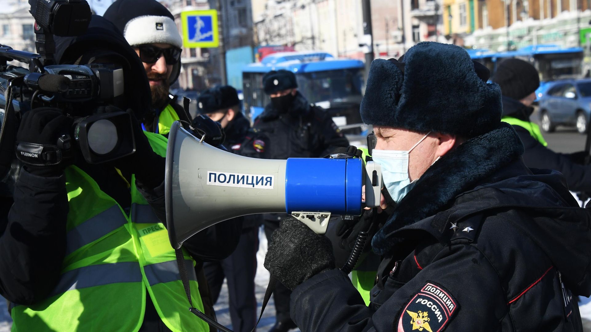 Сотрудник правоохранительных органов и журналисты во время несанкционированной акции протеста во Владивостоке Сотрудник правоохранительных органов и журналисты во время несанкционированной акции протеста во Владивостоке - РИА Новости, 1920, 01.02.2021