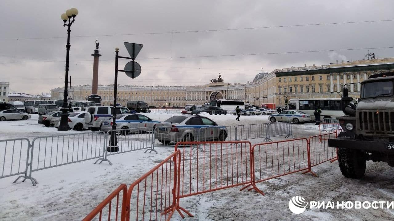 Дворцовую площадь перекрыли перед несогласованной акцией в Санкт-Петербурге Дворцовую площадь перекрыли перед несогласованной акцией в Санкт-Петербурге - РИА Новости, 1920, 31.01.2021