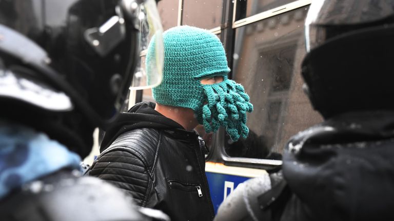 Сотрудники правоохранительных органов задерживают участника несанкционированной акции Сотрудники правоохранительных органов задерживают участника несанкционированной акции