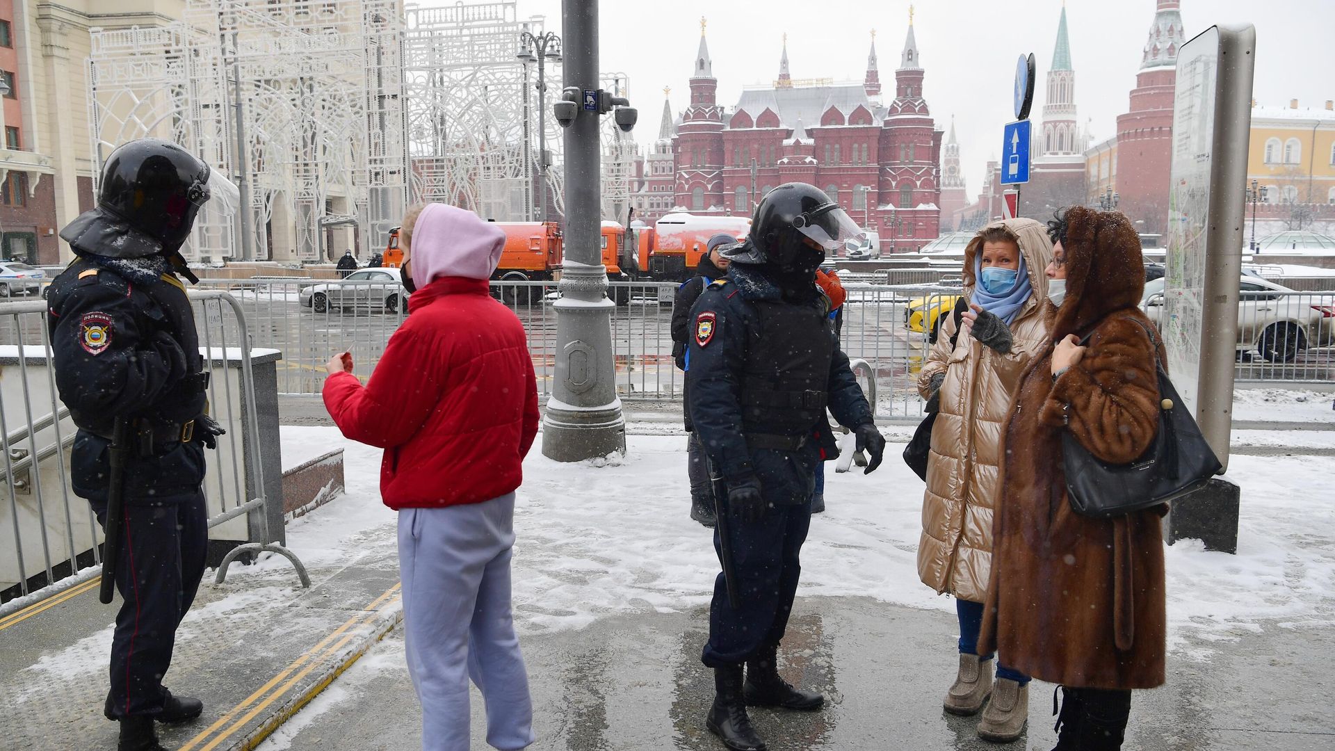 Прохожие разговаривают с сотрудниками полиции у перекрытого перехода на Моховой улице в Москве Прохожие разговаривают с сотрудниками полиции у перекрытого перехода на Моховой улице в Москве - РИА Новости, 1920, 11.02.2021
