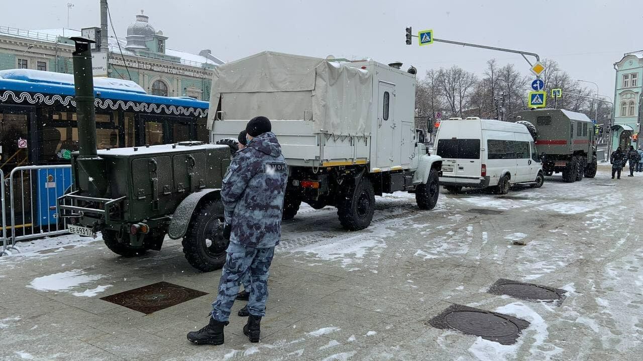 Росгвардия готовится угощать чаем прохожих на Трубной площади Росгвардия готовится угощать чаем прохожих на Трубной площади - РИА Новости, 1920, 31.01.2021