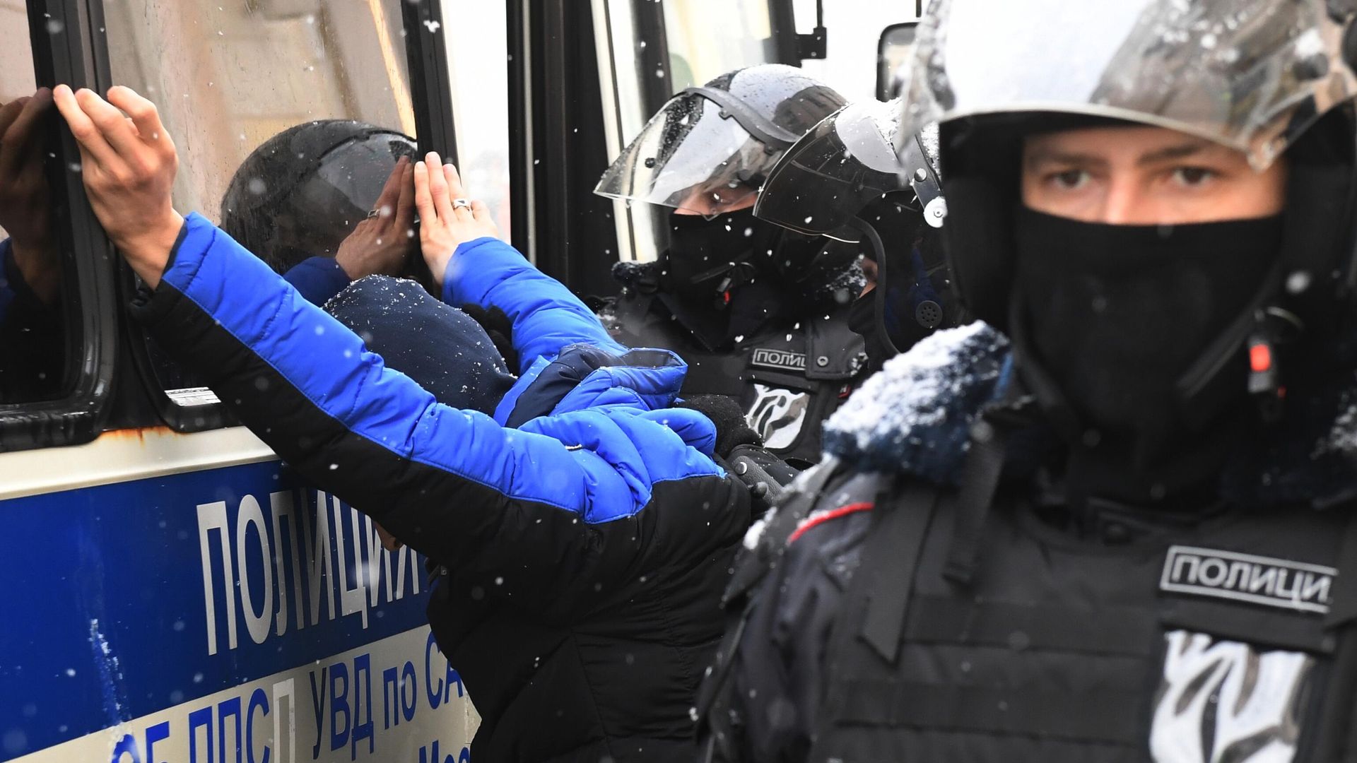 Сотрудники правоохранительных органов задерживают участника несанкционированной акции Сотрудники правоохранительных органов задерживают участника несанкционированной акции - РИА Новости, 1920, 31.01.2021