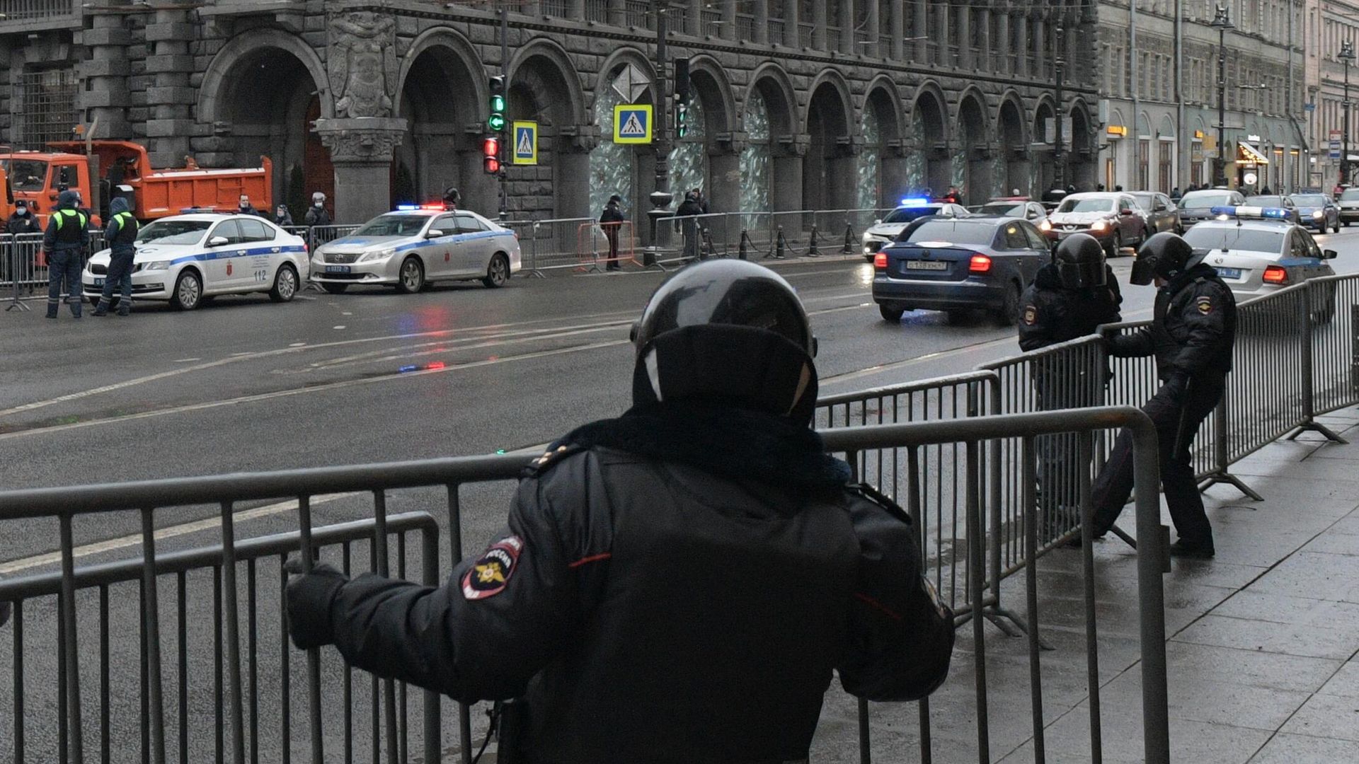 Сотрудники правоохранительных органов устанавливают ограждения на улице перед началом несанкционированной акции - РИА Новости, 1920, 31.01.2021