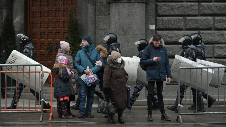 Сотрудники правоохранительных органов и горожане перед началом несанкционированной акции сторонников Алексея Навального в Санкт-Петербурге Сотрудники правоохранительных органов и горожане перед началом несанкционированной акции сторонников Алексея Навального в Санкт-Петербурге