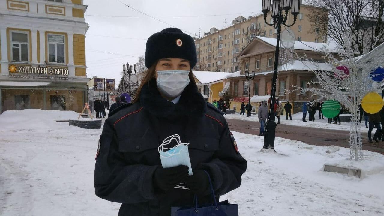 Сотрудницы полиции раздают маски пришедшим на несогласованную акцию в Нижнем Новгороде Сотрудницы полиции раздают маски пришедшим на несогласованную акцию в Нижнем Новгороде - РИА Новости, 1920, 31.01.2021