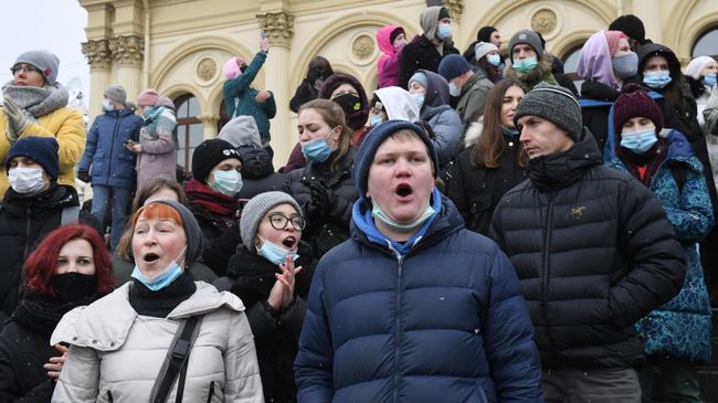 Участники несанкционированной акции сторонников Алексея Навального в Москве
