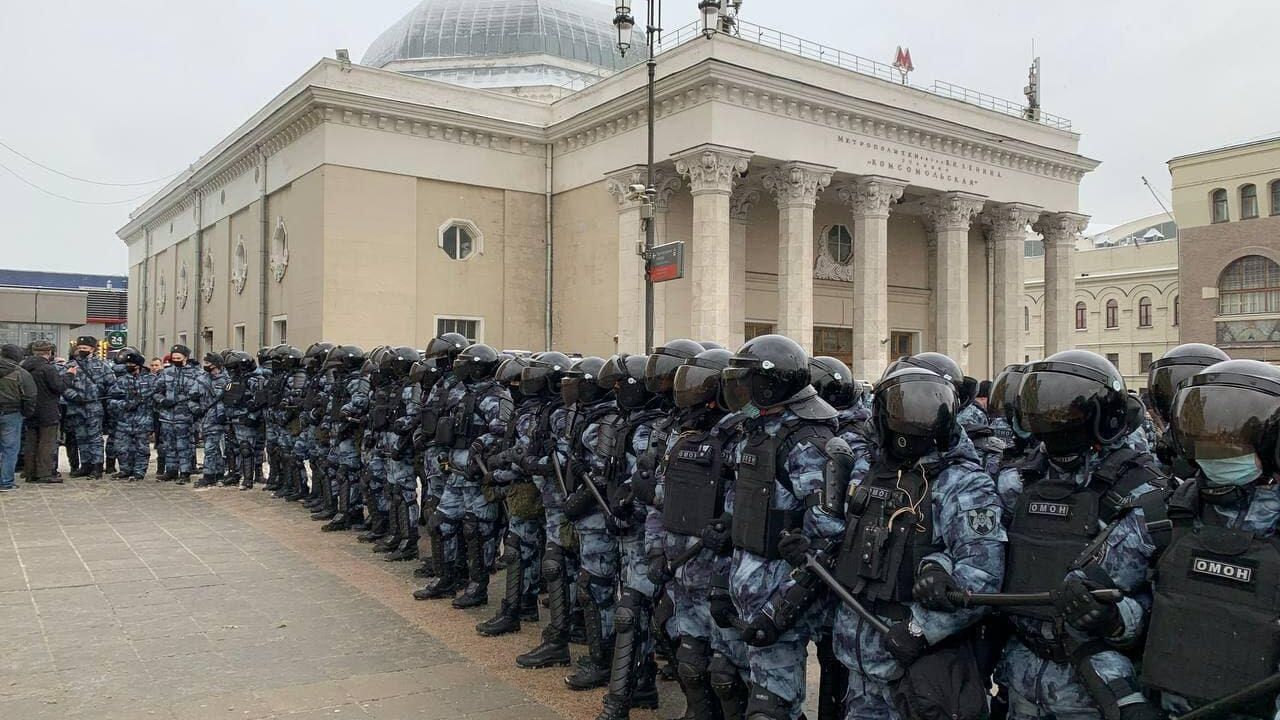Полиция перекрыла подход станции метро Комсомольской Полиция перекрыла подход станции метро Комсомольской - РИА Новости, 1920, 20.04.2021