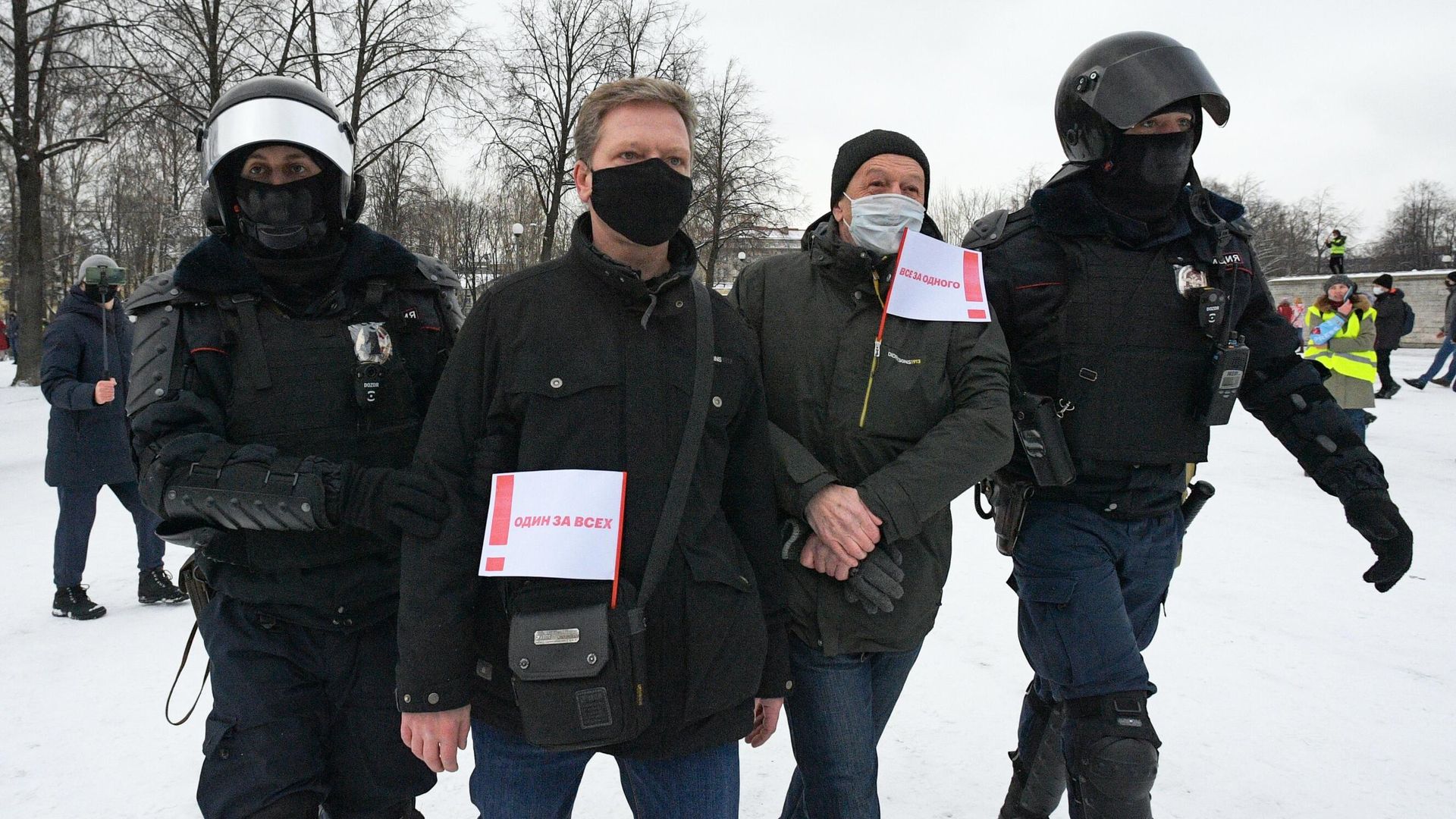 Сотрудники правоохранительных органов задерживают участников несанкционированной акции сторонников Алексея Навального на Пионерской площади в Санкт-Петербурге Сотрудники правоохранительных органов задерживают участников несанкционированной акции сторонников Алексея Навального на Пионерской площади в Санкт-Петербурге - РИА Новости, 1920, 01.02.2021